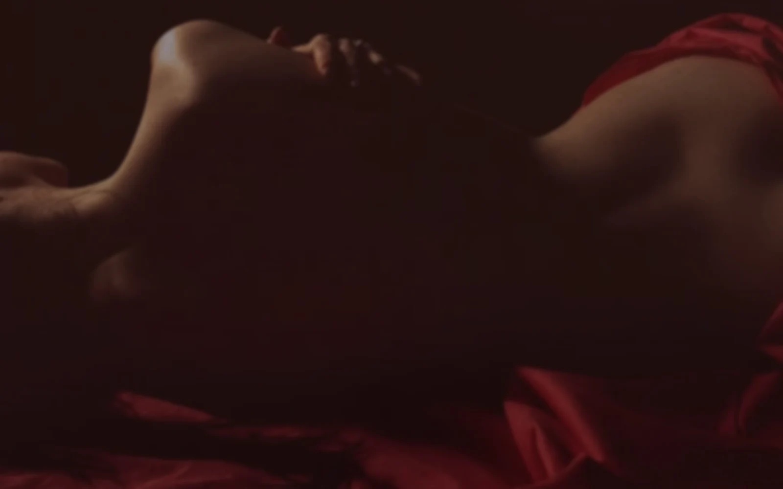 女性私密按摩的酒红低光氛围